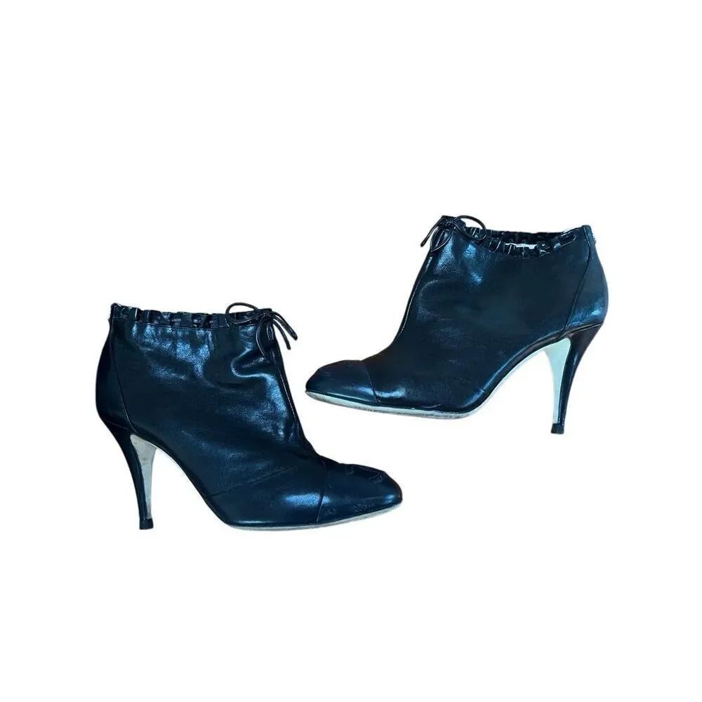 Chanel Interlocked CC Cap Toe Black Leather Ruffle Bow Ankle Boot Heels 38.5